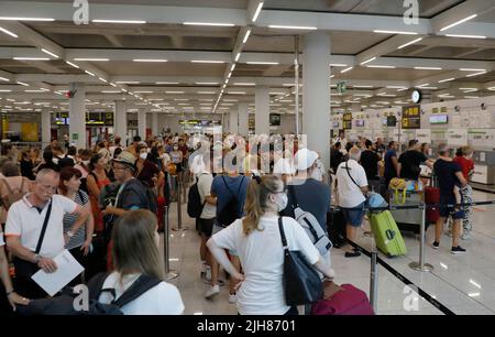 Palma, Spanien. 16.. Juli 2022. Reisende, die am Flughafen an der Gepäckausgabe warten. Am Wochenende (16/17.07.2022) wird der Flughafen Mallorca mehr Flüge haben als vor der Pandemie. Quelle: Clara Margais/dpa/Alamy Live News Stockfoto