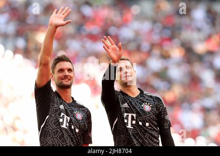 Deutschland. 16.. Juli 2022. firo : Fußball: Fußball: 16.07.2022 1.Bundesliga, Saison 2022/2023 Mannschaftsvorstellung FC Bayern München Sven Ulreich, Manuel Neuer, FC Bayern München, Bayern, München, FCB, Halbfigur, Geste, Kredit: dpa picture Alliance/Alamy Live News Stockfoto