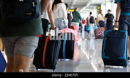 Palma, Spanien. 16.. Juli 2022. Reisende sind am Flughafen angekommen. Am Wochenende (16/17.07.2022) wird der Flughafen von Mallorca mehr Flüge haben als vor der Pandemie. Quelle: Clara Margais/dpa/Alamy Live News Stockfoto