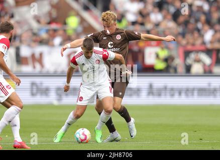 Deutschland. 16.. Juli 2022. firo : 07/16/2022 Fußball, Fußball, 2. Bundesliga, Saison 2022/2023, 1. Spieltag FC St.Pauli Hamburg, Sankt Pauli - FC Nürnberg Duelle , Erik Shuranov , Versus , David Otto Credit: dpa picture Alliance/Alamy Live News Stockfoto