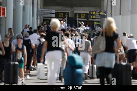 Palma, Spanien. 16.. Juli 2022. Reisende sind am Flughafen angekommen. Am Wochenende (16/17.07.2022) wird der Flughafen von Mallorca mehr Flüge haben als vor der Pandemie. Quelle: Clara Margais/dpa/Alamy Live News Stockfoto