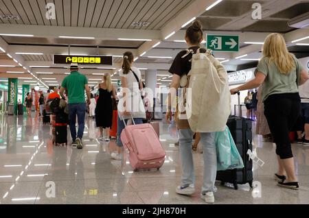 Palma, Spanien. 16.. Juli 2022. Reisende sind am Flughafen angekommen. Am Wochenende (16/17.07.2022) wird der Flughafen von Mallorca mehr Flüge haben als vor der Pandemie. Quelle: Clara Margais/dpa/Alamy Live News Stockfoto