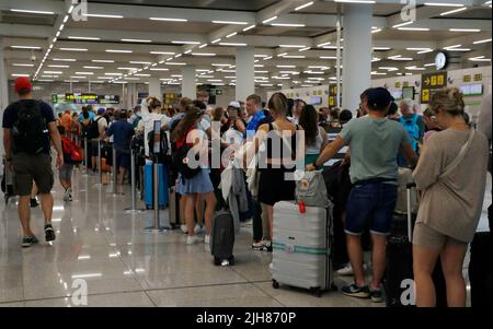 Palma, Spanien. 16.. Juli 2022. Reisende warten am Flughafenschalter der Fluggesellschaft Condor auf die Gepäckabfertigung. Am Wochenende (16./17.07.2022) werden mehr Flüge auf dem Flughafen von Mallorca durchgeführt als vor der Pandemie. Quelle: Clara Margais/dpa/Alamy Live News Stockfoto