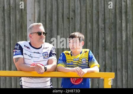 Castleford, Großbritannien. 16.. Juli 2022. Warrington Wolves Fans vor dem Spiel in Castleford, Vereinigtes Königreich am 7/16/2022. (Foto von Steve Flynn/News Images/Sipa USA) Quelle: SIPA USA/Alamy Live News Stockfoto