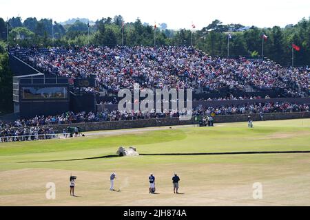 Der US-Amerikaner Talor Gooch spielt vom Fairway 1. mit der 17.-T-Tribüne in der Ferne während des dritten Tages der Open am Old Course, St Andrews. Bilddatum: Samstag, 16. Juli 2022. Stockfoto