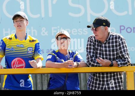 Castleford, Großbritannien. 16.. Juli 2022. Warrington Wolves Fans vor dem Spiel in Castleford, Vereinigtes Königreich am 7/16/2022. (Foto von Steve Flynn/News Images/Sipa USA) Quelle: SIPA USA/Alamy Live News Stockfoto