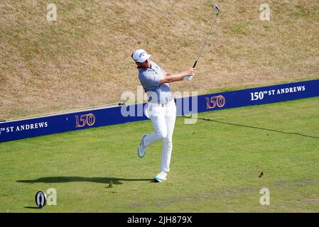 Der US-amerikanische Talor Gooch schlägt am dritten Tag der Open am Old Course, St Andrews, die 1. ab. Bilddatum: Samstag, 16. Juli 2022. Stockfoto