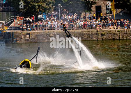 Auf dem Wasser findet eine waghalsige Flyboarding-Akrobatik-Schau statt und zieht beim Bristol Harbour Festival in Bristol riesige Menschenmengen an. Bilddatum: Samstag, 16. Juli 2022. Stockfoto