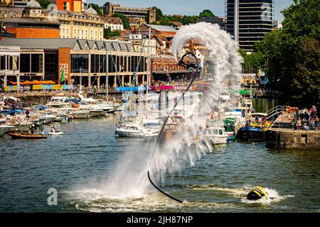 Auf dem Wasser findet eine waghalsige Flyboarding-Akrobatik-Schau statt und zieht beim Bristol Harbour Festival in Bristol riesige Menschenmengen an. Bilddatum: Samstag, 16. Juli 2022. Stockfoto