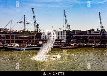 Auf dem Wasser findet eine waghalsige Flyboarding-Akrobatik-Schau statt und zieht beim Bristol Harbour Festival in Bristol riesige Menschenmengen an. Bilddatum: Samstag, 16. Juli 2022. Stockfoto