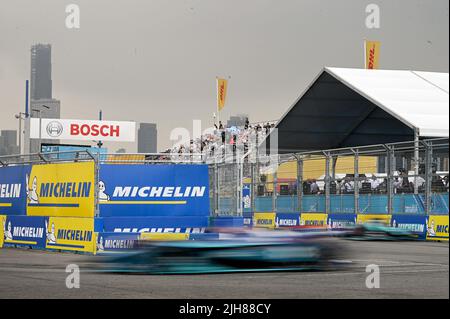 New York, USA. 16.. Juli 2022. [Anmerkung der Redaktion - Kamera auf niedrige Verschlusszeit eingestellt] die Fahrer von Jaguar TCS Racing nehmen am ersten Tag des Formel-E-Prix-Rennens 2022 in New York, im Stadtteil Brooklyn von New York City, am 15. Juli 2022, die Runde 10 ein. (Foto von Anthony Behar/Sipa USA) Quelle: SIPA USA/Alamy Live News Stockfoto