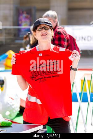 Dundee, Tayside, Schottland, Großbritannien. 16.. Juli 2022. Dundee Summer Bash Street Festival 2022: Das Wetter im Nordosten Schottlands ist warm und sonnig, mit Temperaturen bis zu 22 Grad Heute ist der erste Tag des Dundee Summer Bash Street Festival 2022 in der ganzen Stadt, das vom 16.. Bis 24.. Juli 2022 stattfindet und sich als Beanotown deklariert hat. Ihre kostenlosen Aufführungen werden das Publikum jeden Alters begeistern und begeistern. Straßentheater, Luftakrobaten auf riesigen Schaukeln und eine interaktive Marmorbahn werden das Stadtzentrum zum Leben erwecken. Kredit: Dundee Photographics/Alamy Live Nachrichten Stockfoto