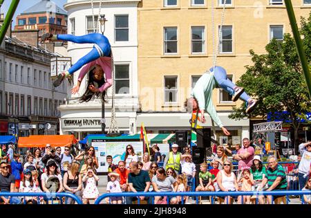 Dundee, Tayside, Schottland, Großbritannien. 16.. Juli 2022. Dundee Summer Bash Street Festival 2022: Das Wetter im Nordosten Schottlands ist warm und sonnig, mit Temperaturen bis zu 22 Grad Heute ist der erste Tag des Dundee Summer Bash Street Festival 2022 in der ganzen Stadt, das vom 16.. Bis 24.. Juli 2022 stattfindet und sich als Beanotown deklariert hat. Ihre kostenlosen Aufführungen werden das Publikum jeden Alters begeistern und begeistern. Straßentheater, Luftakrobaten auf riesigen Schaukeln und eine interaktive Marmorbahn werden das Stadtzentrum zum Leben erwecken. Kredit: Dundee Photographics/Alamy Live Nachrichten Stockfoto