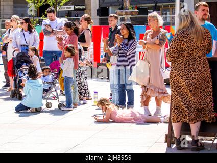 Dundee, Tayside, Schottland, Großbritannien. 16.. Juli 2022. Dundee Summer Bash Street Festival 2022: Das Wetter im Nordosten Schottlands ist warm und sonnig, mit Temperaturen bis zu 22 Grad Heute ist der erste Tag des Dundee Summer Bash Street Festival 2022 in der ganzen Stadt, das vom 16.. Bis 24.. Juli 2022 stattfindet und sich als Beanotown deklariert hat. Ihre kostenlosen Aufführungen werden das Publikum jeden Alters begeistern und begeistern. Straßentheater, Luftakrobaten auf riesigen Schaukeln und eine interaktive Marmorbahn werden das Stadtzentrum zum Leben erwecken. Kredit: Dundee Photographics/Alamy Live Nachrichten Stockfoto