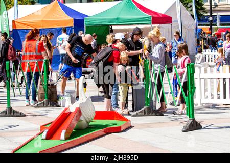 Dundee, Tayside, Schottland, Großbritannien. 16.. Juli 2022. Dundee Summer Bash Street Festival 2022: Das Wetter im Nordosten Schottlands ist warm und sonnig, mit Temperaturen bis zu 22 Grad Heute ist der erste Tag des Dundee Summer Bash Street Festival 2022 in der ganzen Stadt, das vom 16.. Bis 24.. Juli 2022 stattfindet und sich als Beanotown deklariert hat. Ihre kostenlosen Aufführungen werden das Publikum jeden Alters begeistern und begeistern. Straßentheater, Luftakrobaten auf riesigen Schaukeln und eine interaktive Marmorbahn werden das Stadtzentrum zum Leben erwecken. Kredit: Dundee Photographics/Alamy Live Nachrichten Stockfoto