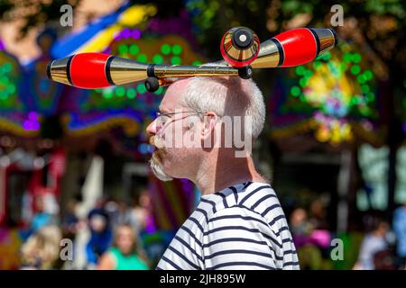 Dundee, Tayside, Schottland, Großbritannien. 16.. Juli 2022. Dundee Summer Bash Street Festival 2022: Das Wetter im Nordosten Schottlands ist warm und sonnig, mit Temperaturen bis zu 22 Grad Heute ist der erste Tag des Dundee Summer Bash Street Festival 2022 in der ganzen Stadt, das vom 16.. Bis 24.. Juli 2022 stattfindet und sich als Beanotown deklariert hat. Ihre kostenlosen Aufführungen werden das Publikum jeden Alters begeistern und begeistern. Straßentheater, Luftakrobaten auf riesigen Schaukeln und eine interaktive Marmorbahn werden das Stadtzentrum zum Leben erwecken. Kredit: Dundee Photographics/Alamy Live Nachrichten Stockfoto