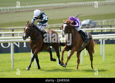 Magical Lagoon, die von Shane Foley (links) auf dem Weg zum Sieg der Juddmonte Irish Oaks auf der Curragh-Rennbahn gefahren wird. Bilddatum: Samstag, 16. Juli 2022. Stockfoto