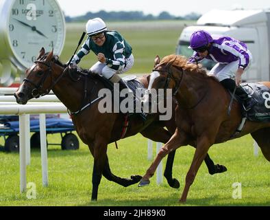 Magical Lagoon, die von Shane Foley (links) auf dem Weg zum Sieg der Juddmonte Irish Oaks auf der Curragh-Rennbahn gefahren wird. Bilddatum: Samstag, 16. Juli 2022. Stockfoto
