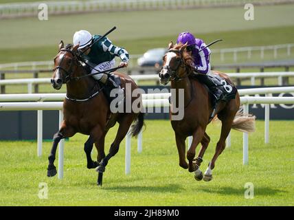 Magical Lagoon, die von Shane Foley (links) auf dem Weg zum Sieg der Juddmonte Irish Oaks auf der Curragh-Rennbahn gefahren wird. Bilddatum: Samstag, 16. Juli 2022. Stockfoto