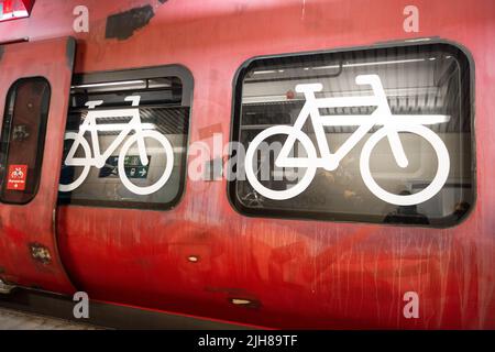 Mit dem S-Zug von Kopenhagen können Sie Ihr Fahrrad kostenlos im Fach mit dem Fahrradschild an den Fenstern transportieren. Stockfoto