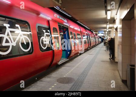 Mit dem S-Zug von Kopenhagen können Sie Ihr Fahrrad kostenlos im Fach mit dem Fahrradschild an den Fenstern transportieren. Stockfoto