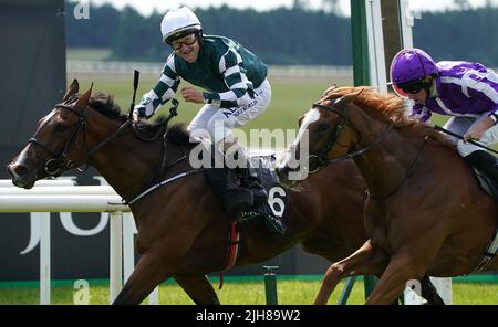 Magical Lagoon, die von Shane Foley (links) auf dem Weg zum Sieg der Juddmonte Irish Oaks auf der Curragh-Rennbahn gefahren wird. Bilddatum: Samstag, 16. Juli 2022. Stockfoto