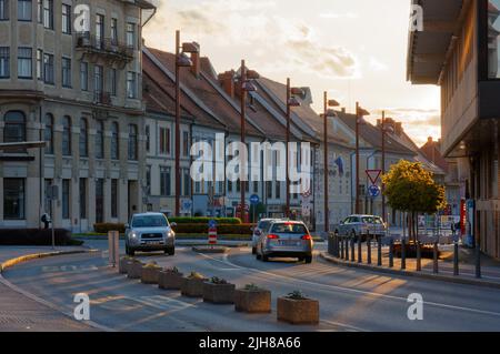 MARIBOR, Slowenien - 10. April 2022: Straße bei Sonnenuntergang im historischen Zentrum von Maribor Stockfoto