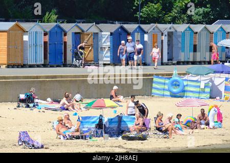 Shanklin, Großbritannien, 16.. Juli 2022. Besucher des kleinen Hope-Strandes in Shanklin an der Ostküste der Isle of Wight genießen das anhaltend heiße und sonnige Wetter, das am Montag und Dienstag der nächsten Woche den Höhepunkt erreichen wird. Kredit: Elfte Stunde Fotografie/Alamy Live Nachrichten Stockfoto