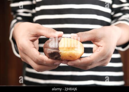 Nahaufnahme von Hand halten Donuts isoliert auf weiß Stockfoto