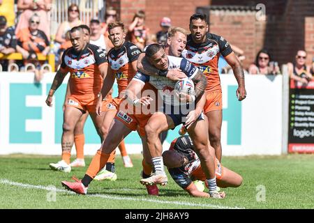 Castleford, England - 16.. Juli 2022 - Peter Mata'utia von Warrington Wolves wird von Joe Westerman von Castleford Tigers angegangen. Rugby League Betfred Super League Castleford Tigers vs Warrington Wolves im Mend-A-Hose Stadium, Castleford, Großbritannien Stockfoto