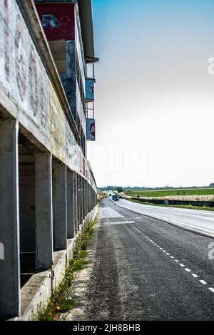 Alte Gebäude, Boxengasse & Tribüne der verlassenen Rennstrecke Reims-Gueux. Eröffnet 1926, französischer Grand Prix von F1 bis 1966, für Rennen von 1972 geschlossen Stockfoto