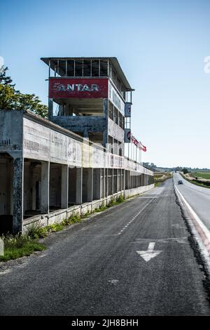 Alte Gebäude, Boxengasse & Tribüne der verlassenen Rennstrecke Reims-Gueux. Eröffnet 1926, französischer Grand Prix von F1 bis 1966, für Rennen von 1972 geschlossen Stockfoto