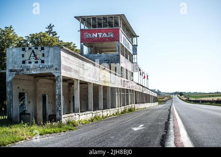 Alte Gebäude, Boxengasse & Tribüne der verlassenen Rennstrecke Reims-Gueux. Eröffnet 1926, französischer Grand Prix von F1 bis 1966, für Rennen von 1972 geschlossen Stockfoto