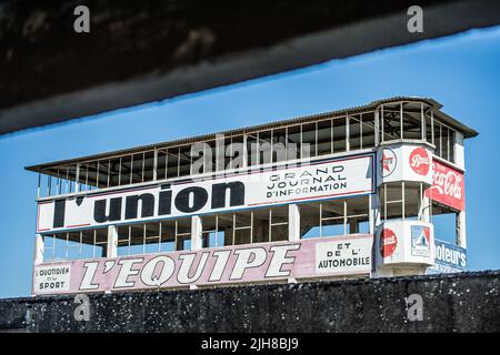 Alte Gebäude, Boxengasse & Tribüne der verlassenen Rennstrecke Reims-Gueux. Eröffnet 1926, französischer Grand Prix von F1 bis 1966, für Rennen von 1972 geschlossen Stockfoto