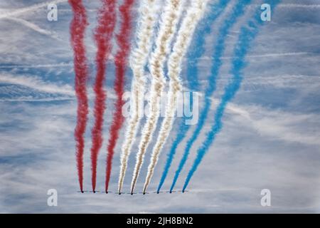 Paris, Frankreich. 14.. Juli 2022. Die Alpha-Jets der Patrouille de France fliegen während der Militärparade am Bastille-Tag über. Stockfoto