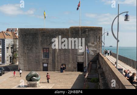 Old Portsmouth, England, Großbritannien. 2022. Der Square Tower direkt an der Meeresmauer in Old Portsmouth wurde 1494 erbaut und ist ein kommerzieller Ort für die öffentliche Nutzung Stockfoto