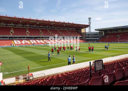 Barnsley, Großbritannien. 16.. Juli 2022. Spieler von Nottingham Forest kommen am 7/16/2022 in Oakwell in Barnsley, Großbritannien an. (Foto von Mark Cosgrove/News Images/Sipa USA) Quelle: SIPA USA/Alamy Live News Stockfoto