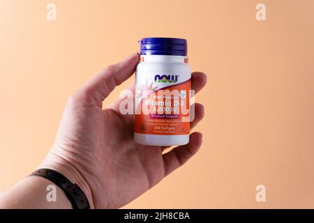 NOW Foods, High Potenz Vitamin D3, 5.000 IE, 240 Kapseln Vitamine von iHerb in der Hand zu halten. Nahrungsergänzungsmittel. Medikamente für die Gesundheit. Kiew, Ukraine - 13. Juli 2022 Stockfoto