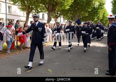 Brest, Frankreich - 14 2022. Juli: Soldaten der Marineaktionskräfte von Brest, der Marineflugplatz von Landivisiau marschieren zum Tag der Bastille. Stockfoto