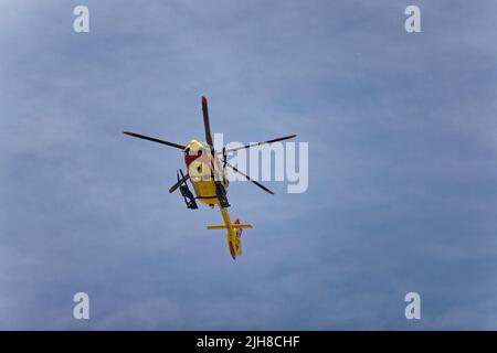 Paris, Frankreich. 14.. Juli 2022. Ein Airbus Helicopters H145 der zivilen Sicherheit während der Militärparade am Bastille-Tag. Stockfoto