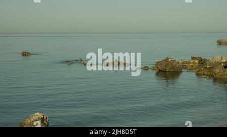 Steinreihe im mittelmeer am Morgen nahe der Küste Stockfoto