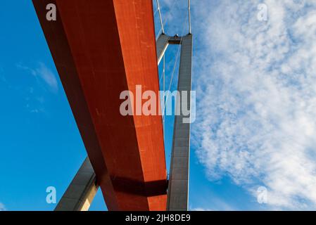 Brücke (Hochküstenbrücke) über den Fluss (angermanalven) im Hochküstengebiet vasternorrland Bild von Fahrbahn und Pylon von unten. Stockfoto