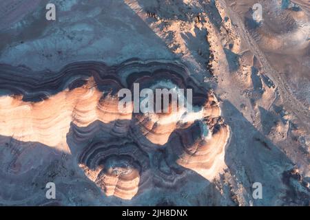 Rot geschichtete Felsen und Mesas, die aussehen wie Mars, Utah, USA, Stockfoto