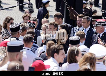 Paris, Frankreich. 14.. Juli 2022. Die französische Premierministerin Elisabeth Borne und der französische Präsident Emmanuel Macron nehmen an der Militärparade Teil Stockfoto