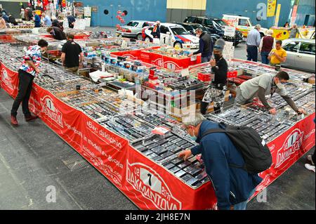 Verkaufsstand für Vintage-Spielzeugautos für Sammler und Enthusiasten Stockfoto