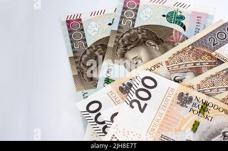 Polnische Banknoten großer Stückelungen, 200 und 500 Zlotys. Geld in polnischer Währung. Stockfoto
