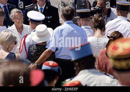 Paris, Frankreich. 14.. Juli 2022. Frankreichs Premierministerin Elisabeth Borne nimmt an der Militärparade am Tag der Bastille Teil. Stockfoto