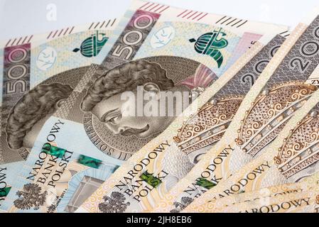 Polnische Banknoten großer Stückelungen, 200 und 500 Zlotys. Geld in polnischer Währung. Stockfoto