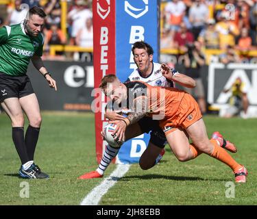 Castleford, England - 16.. Juli 2022 - Alex Sutcliffe von Castleford Tigers bricht durch, um einen Versuch zu machen. Rugby League Betfred Super League Castleford Tigers vs Warrington Wolves im Mend-A-Hose Stadium, Castleford, Großbritannien Stockfoto