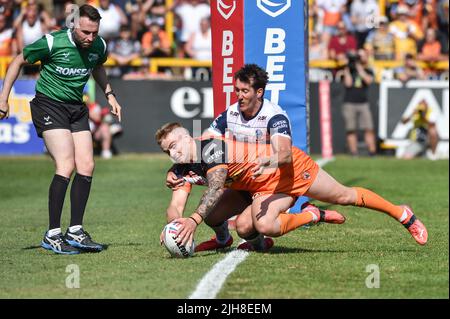 Castleford, England - 16.. Juli 2022 - Alex Sutcliffe von Castleford Tigers bricht durch, um einen Versuch zu machen. Rugby League Betfred Super League Castleford Tigers vs Warrington Wolves im Mend-A-Hose Stadium, Castleford, Großbritannien Stockfoto